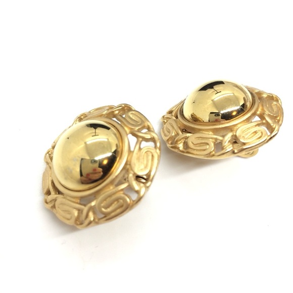 VINTAGE MONET BUTTON CLIP-ON EARRINGS DOMED SNAIL CHAIN GOLD TONE BRUSHED SHINY - Picture 9 of 12